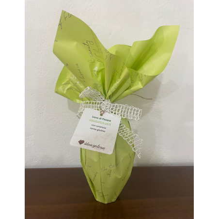 Uovo di Pasqua in cioccolato al latte con sorpresa