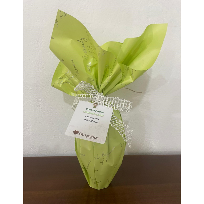 Uovo di Pasqua in cioccolato al latte con sorpresa