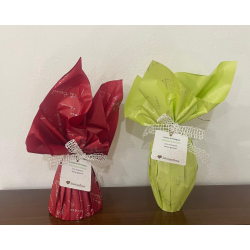 Uovo di Pasqua in cioccolato al latte con sorpresa